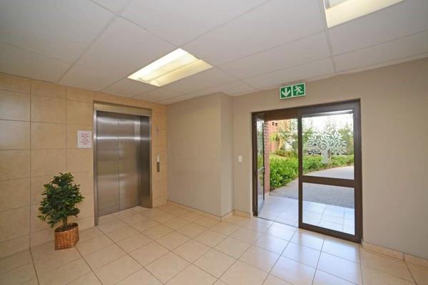 One bedroom apartment for RENT in Country Life Estate, Brentwood Park. Open plan kitchen and lounge with spacious balcony. The kitchen ...