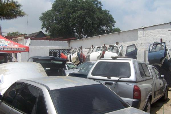 On this property are 2 workshops. One is used for car spare parts and the other a general workshop.Kitchen and toilets.Plus 2 granny ...