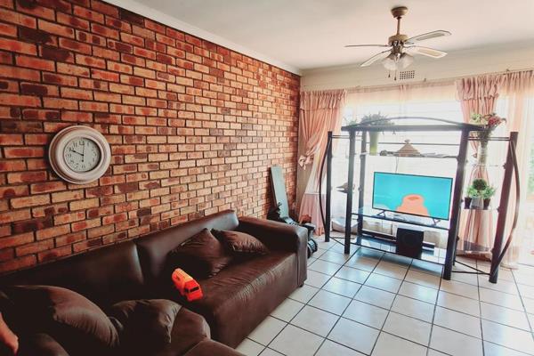 The vines complex
secure simplex townhouse/flat in the heart of primrose!

This upstairs ...