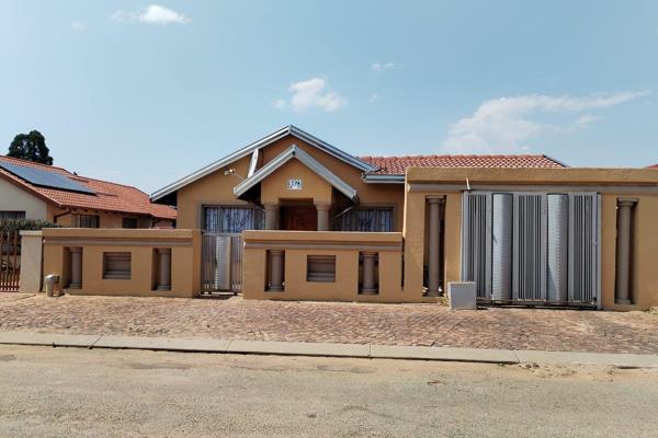 This exquisite 3 bedroom house is nestled in the sought after part of Daveyton and gives off that homely feeling immediately you enter. ...