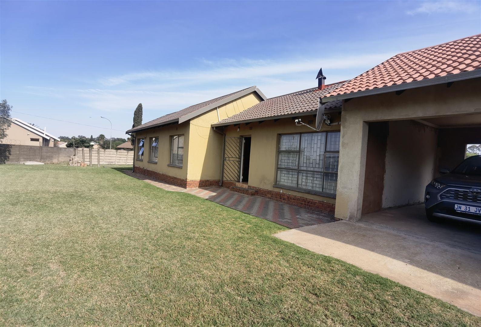 3 Bedroom House for sale in Brakpan North P24113610587