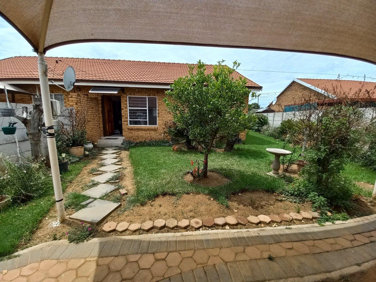 2 Bedroom Apartment / flat for sale in Greenhills Ext 3 1 Pierneef Road P24113715609