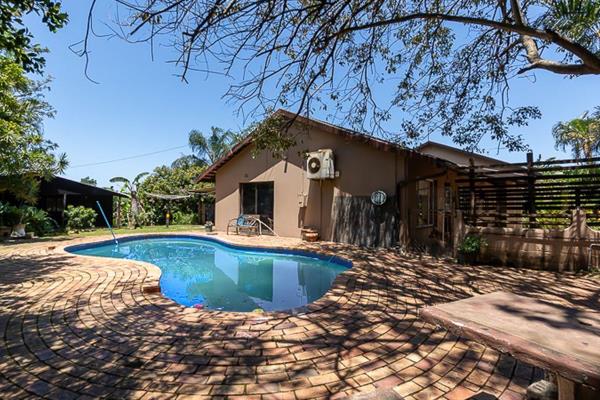 Perfect 3 bedroom family home with 2 established cabins located in Amanzimtoti. Do not delay, come and see for yourself!

Boasting an ...