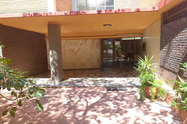 A well maintained Gem! This spacious apartment offers 147 m2 floor space and offers easy access to Wits Medical School and the Wits ...