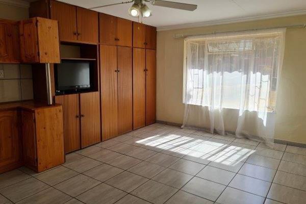 Semi furnished bachelor flat to let in Doringkloof area . Open plan bedroom and kitchen area. 1 Full bathroom with bath and shower . ...