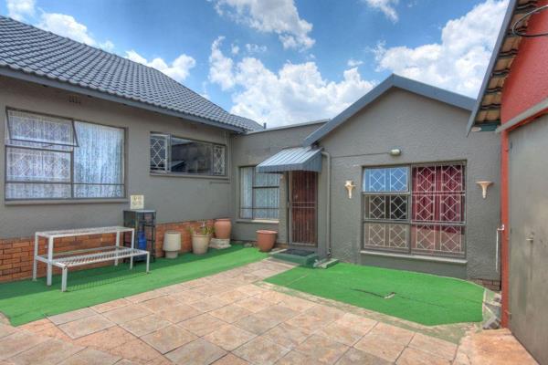 This modern home comprising of 5 bedrooms 3 bathrooms, 2 kitchens ample space for granny ...