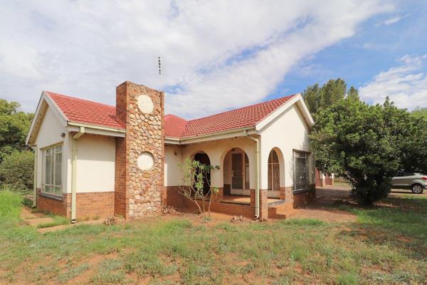 EXCLUSIVE SOLE MANDATE
Well presented home with solid structure and spacious living areas.
Home located on a large stand of almost ...