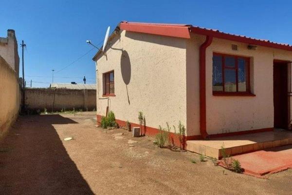 This house has a Kitchen with 2 sinks, lounge, 2 bedrooms and 1 bedroom has an en-suite with Bathroom with basin and bathtub

with a ...