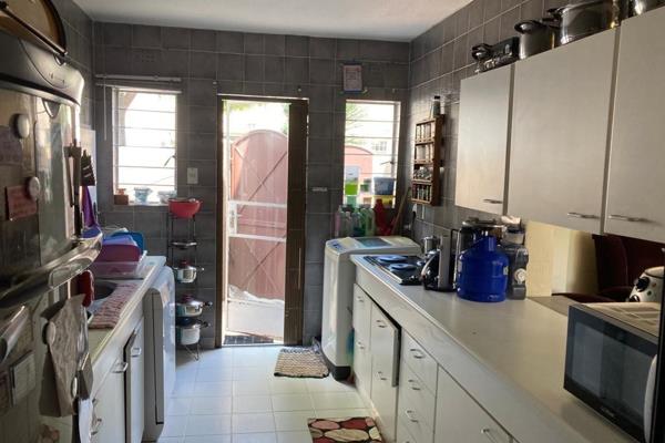 This duplex consists of 3 bedrooms, 2 bathrooms (M.E.S.), spacious kitchen with a pantry cupboard and breakfast nook, lounge, TV ...