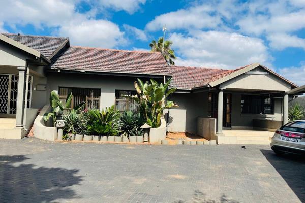 Investment opportunity!

4 units each boasts:
-3 bedrooms
-2 bathrooms
-carports
-lounge
-dining room
-spacious kitchen
-yard ...