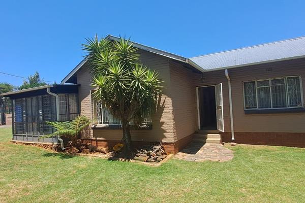 Lovely modern home 

This lovely modern house has light wood kitchen cupboards with formica tops  There is an under counter oven, hob ...