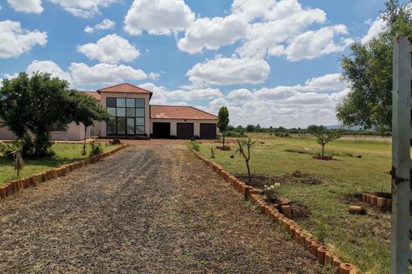 Thoka Properties presents to you this 1.2 hectares farm, in Kameeldrift west far west of Pretoria. Its a great opportunity for farming ...