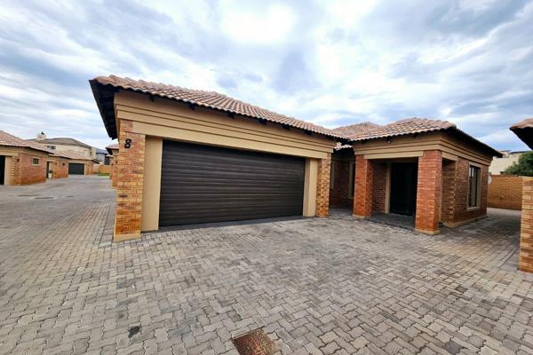 A modern finish Townhouse for Rent in a secure estate amongst Stoneridge. 

The Townhouse is spacious with a lovely open lounge area ...