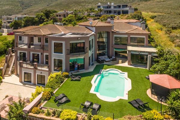 Tuscan-inspired, luxurious home with panoramic views situated on the top of Plattekloof Hill. This home consists of a main house and ...