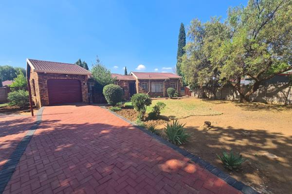 Cozy family home consisting of
- Single space garage with perfectly paved driveway
- Great size pool accompanied by a lapa
- ...