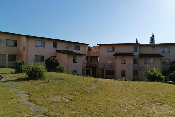 This ground floor flat has 3 bedrooms and 1 bathroom with a separate toilet, and a lounge with kitchen and 1 carport.