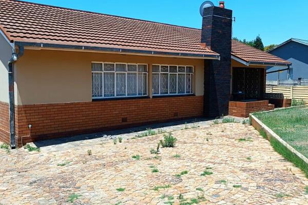 A beautiful 3-bedroom house in Wentworth Park. The entrance leads to the front door that leads to the tv room with wooden floors ...