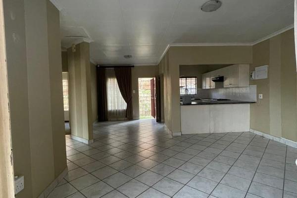 This property is located In Waterkloof park, in a Security Complex- with easy access to highway, property features:
Fibre connection
2 ...