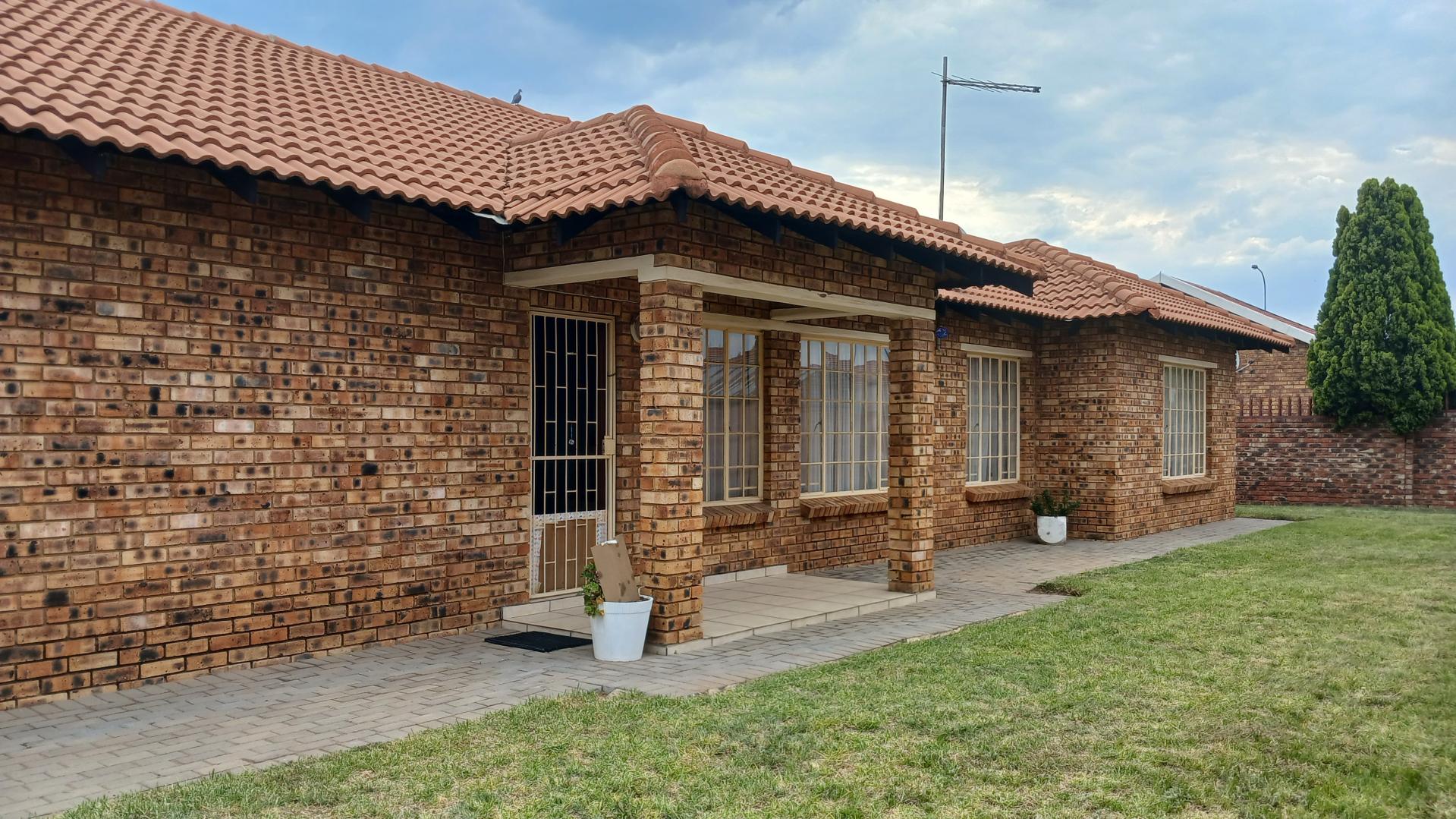 3 Bedroom House for sale in Riversdale P24113734507