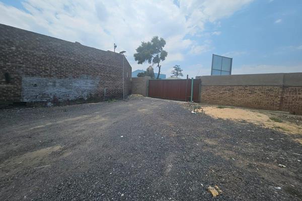 Reception, 3 offices and ablution block for admin staff.
2 Workshops with office and ablution block.
Outside is there 3 building:  2 ...