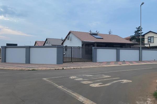 Welcome to Lapeng Complex nestled in the vibrant well developed and secure area of Dawn Park with easy access to  the main roads ...