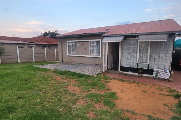 PROPERTY DETAILS:  
- Address: 8 Heilbron, South Hills, Jhb South
- Type: House ...
