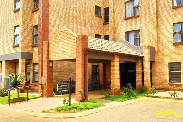 Spacious Bachelors apartment on second floor for sale in sought after Twee Riviere Retirement Village.

Built in cupboard in ...