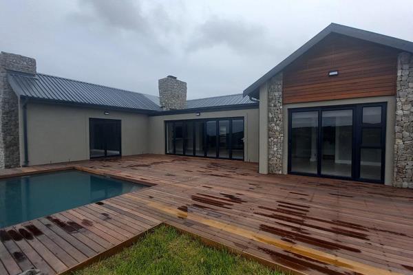 Beautiful home in the Kragga Kamma Game Reserve. The house offers:

- Spacious open-plan ...