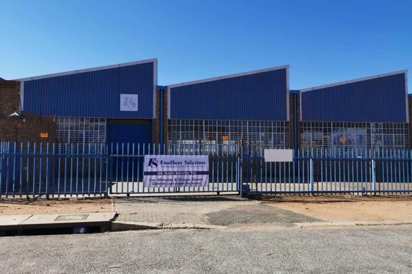 This spacious, heavy industrial facility measures 1,631sqm and offers fantastic highway ...