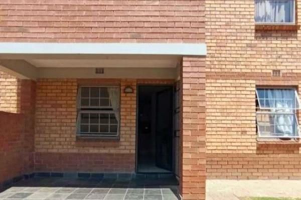 A 2 Bedroom Apartments in heuweloord that has bathroom with shower and a kitchen that flow to the Dining Room, The Apartment is inside ...