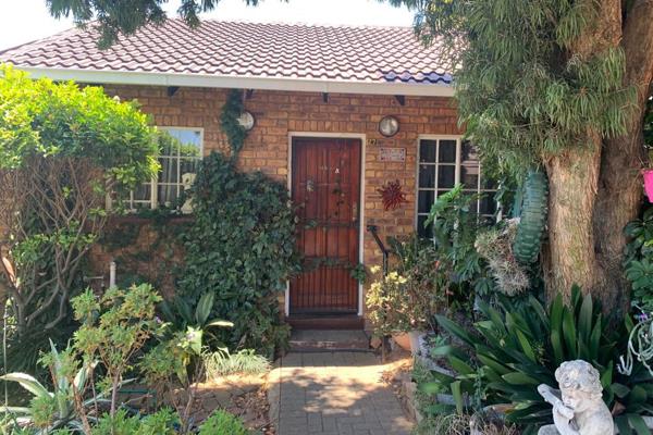 Lovely simplex to rent in a well kept complex with beautiful gardens in Pierre van Ryneveld. This 2 bedroom, 1 bathroom (the bathroom ...