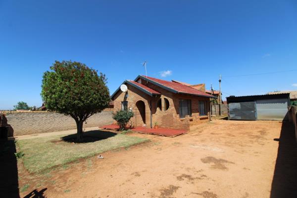 Welcome to this lovely property that&#39;s for sale in the heart Etwatwa. Ready for you and your family to move in!!!
this beautiful ...