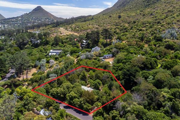 Nestled along the prestigious Tarragona ridge in Hout Bay, this exceptional mountainside ...