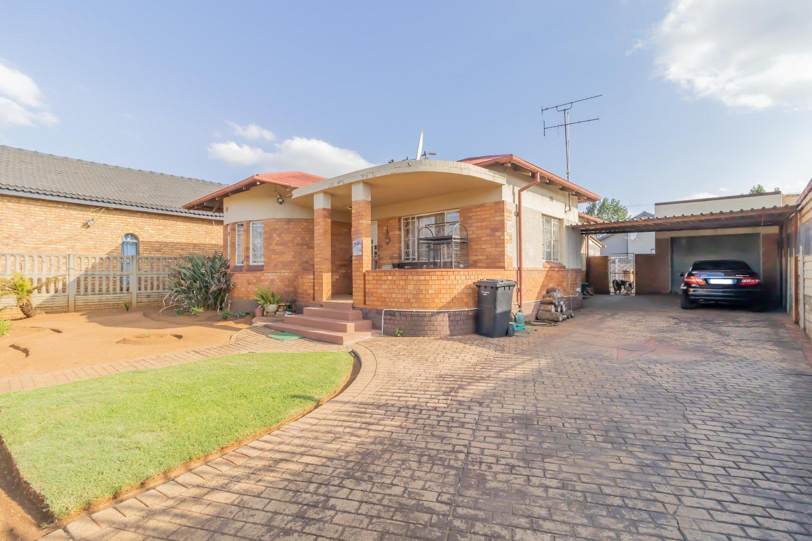 2 Bedroom House for sale in Geduld Ext 2 - 16 Retief Street - P24-113749194