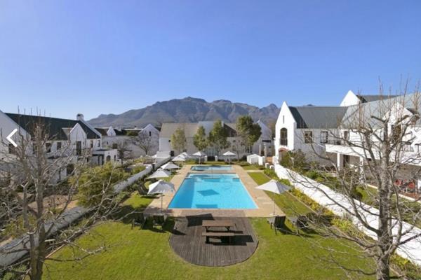 This furnished lodge in De Zalze has incredible views and is available for the winter months (1 May to 30 September). The apartment is ...