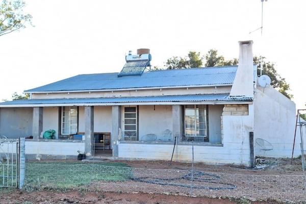 This farm offers mixed veld with 80% grassveld. 
It is divided into 6 camps, all with water. Two boreholes (windmill and solar pump) ...