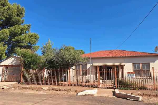 This lovely Cottage with it&#39;s cute front stoep, is situated in a good area of Hofmeyr and is ideal for a first Home or for an ...