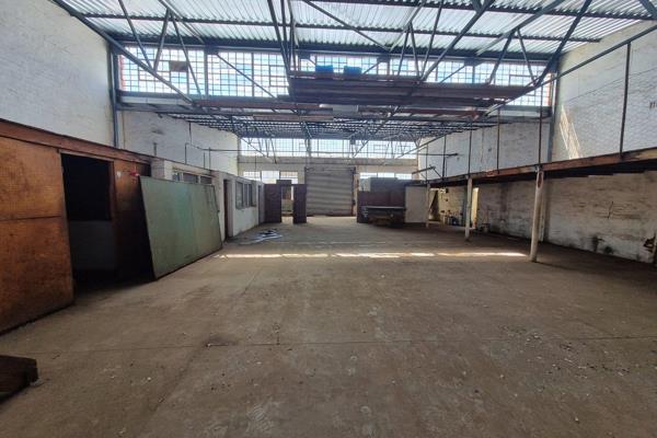 Perfectly located to catch the eye!
This warehouse is ideal for using as storage or a workshop. 
It has 3 phase electricity, 2 ...