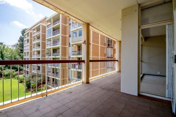 Ideal Investment For medical Students Prime location:

North facing unit 3 bed with built in cupboards 3rd room can be used as office ...