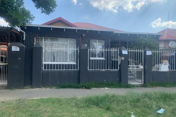 This property situated in Turffontein, Johannesburg offers you a good rental income and consists of 7 rooms, 2 communal bathrooms, a ...