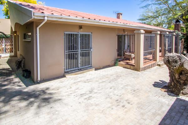 This property is favourably and well located within walking distance from Drakenstein ...