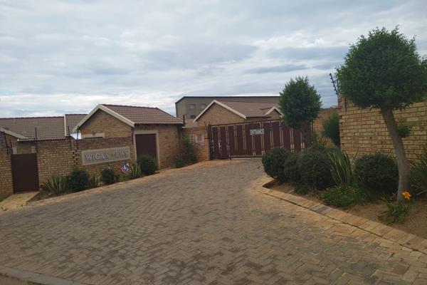 Neat unit in popular complex in Rua Vista.
Consisting of open plan lounge, dining and kitchen area.
The kitchen has wooden cupboards ...