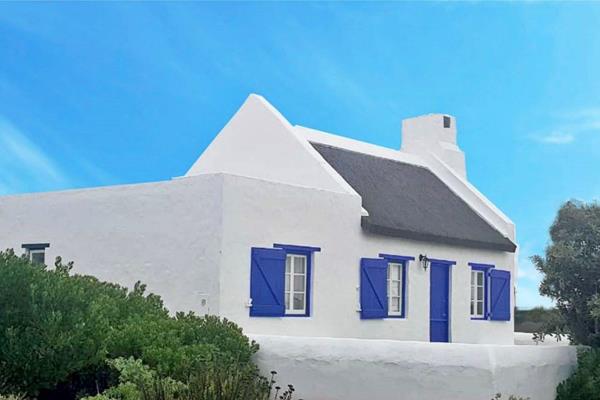 Exclusive Mandate: The Beach Club, Langezandt, Struisbaai, is located in the scenic town ...