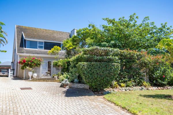 This quaint, sunny 3-bedroom, 2-bathroom home has stunning wooden floors and a beautiful garden with fruit trees.
The house offers a ...