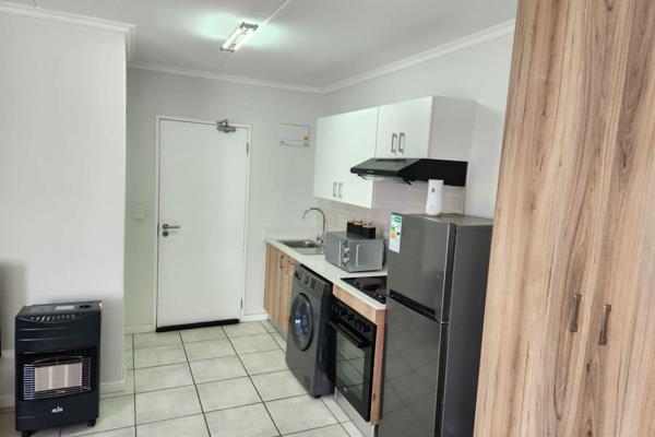 This spacious and inviting bachelor apartment is situated in a well sought after Greenpark Lifestyle complex. It has an open plan ...