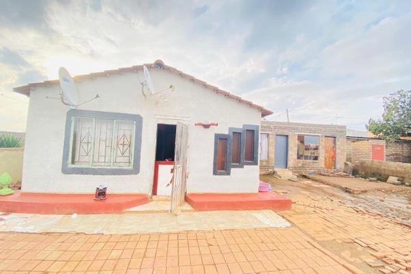 Thoka Properties brings a great pleasure to present to you this home that is situated in SOSHANGUVE SOUTH EXT 8. Give your loved ones a ...