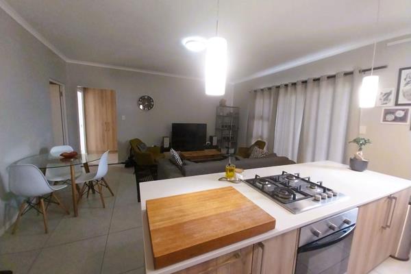 Spotless 2 bed 1 bathroom apartment with balcony. Gas hob, gas geyser, gas braai AND inverter to alleviate loadshedding woes.
Security ...