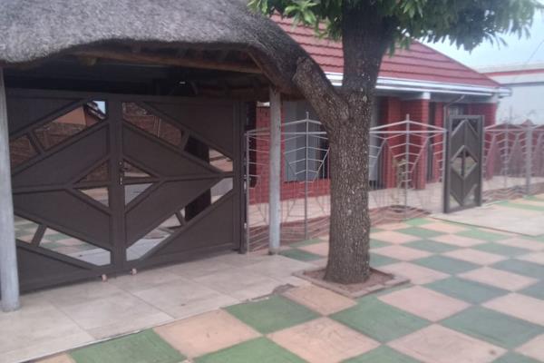 Come and view this wonderful 4 bedroom, 2 &amp; half bathroom family home in Soshanguve
Modern kitchen
Study
2 garages
Very ...