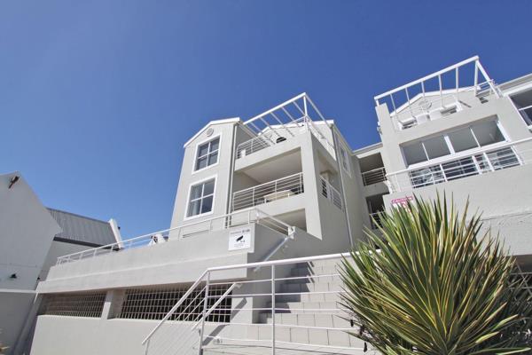 Sunny spacious apartment with an endless vista over Table Bay, Robben Island and Table Mountain. Comes with three large bedrooms ...