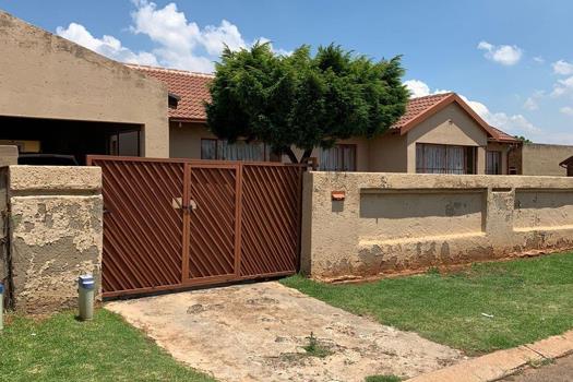 4 Bedroom House for sale in Vosloorus